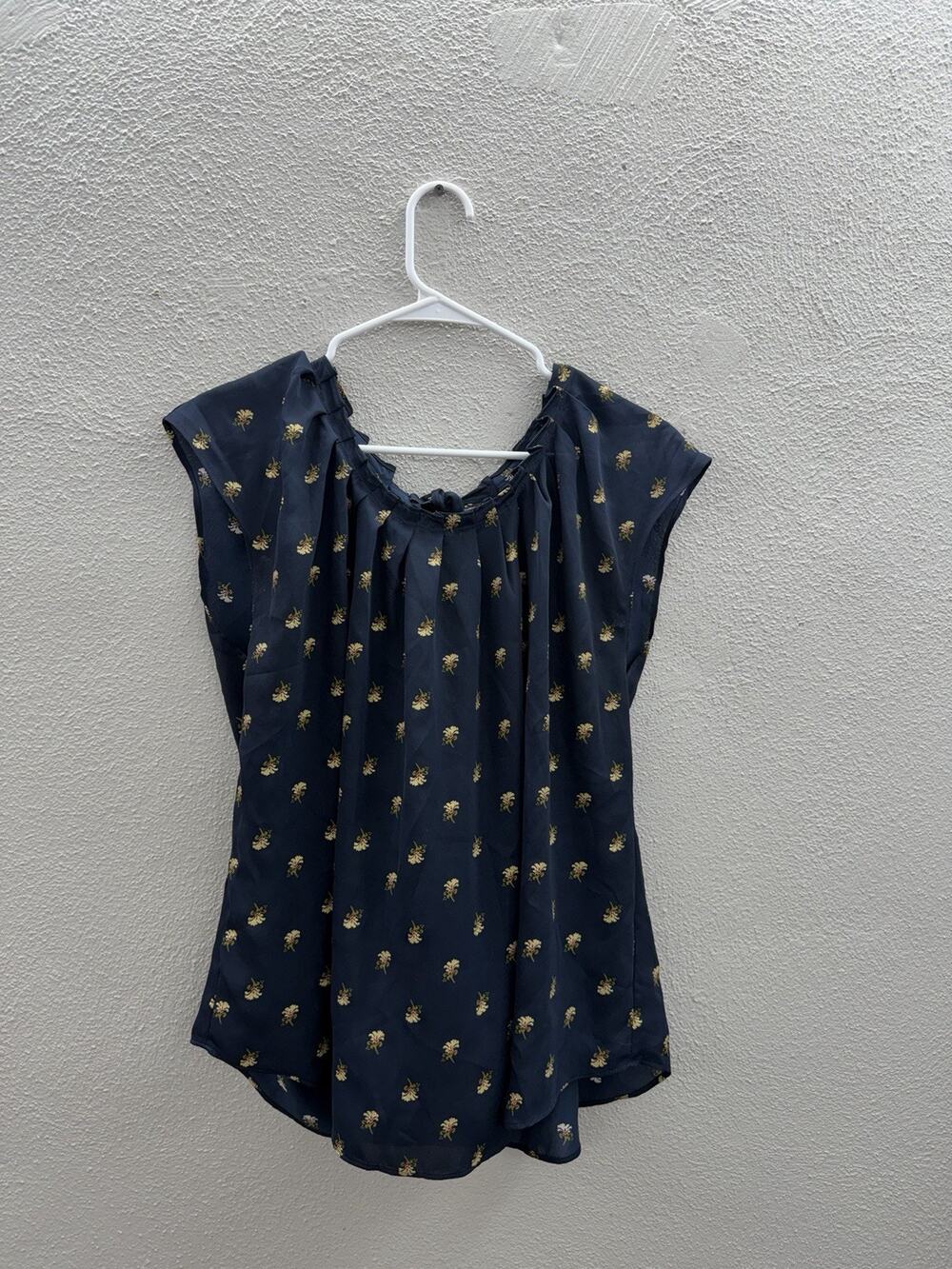 LC Lauren Conrad Womens Blouse Size XL Blue Floral Pleated Neckline Cap Sleeve